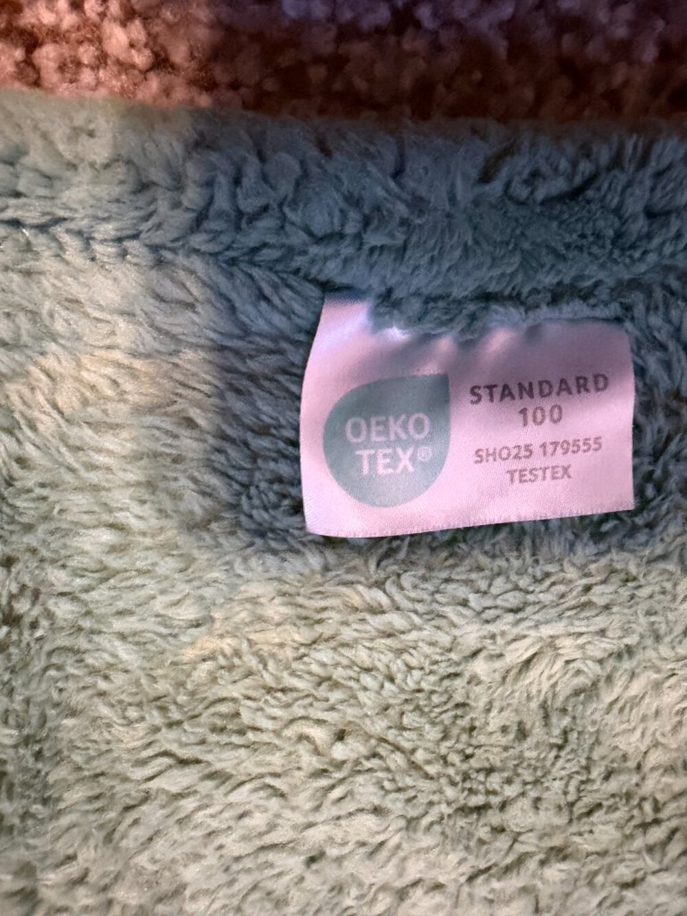 (2) Blankets - Picture 6 of 8
